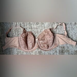 Elegant Lace Underwire Bra in Blush Pink